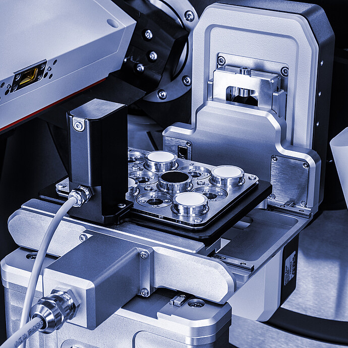 XY-12 样品台安装在 XRDynamic 500 X 射线衍射系统上，且已装载样品架。