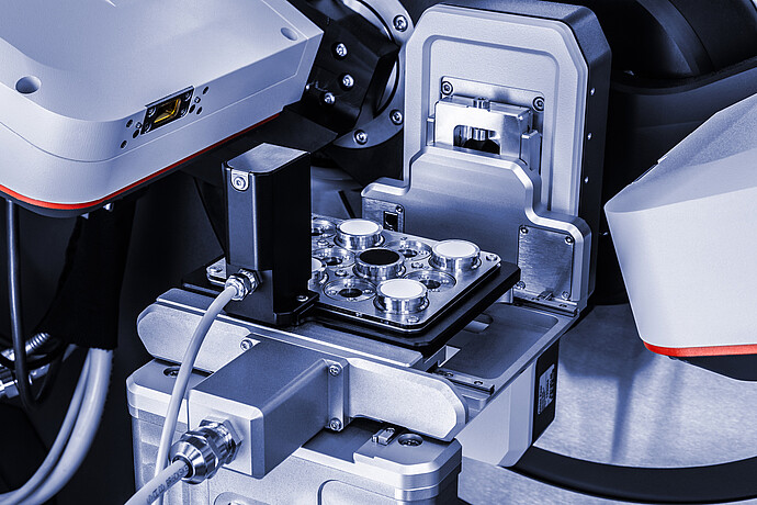 XY-12 样品台安装在 XRDynamic 500 X 射线衍射系统上，且已装载样品架。