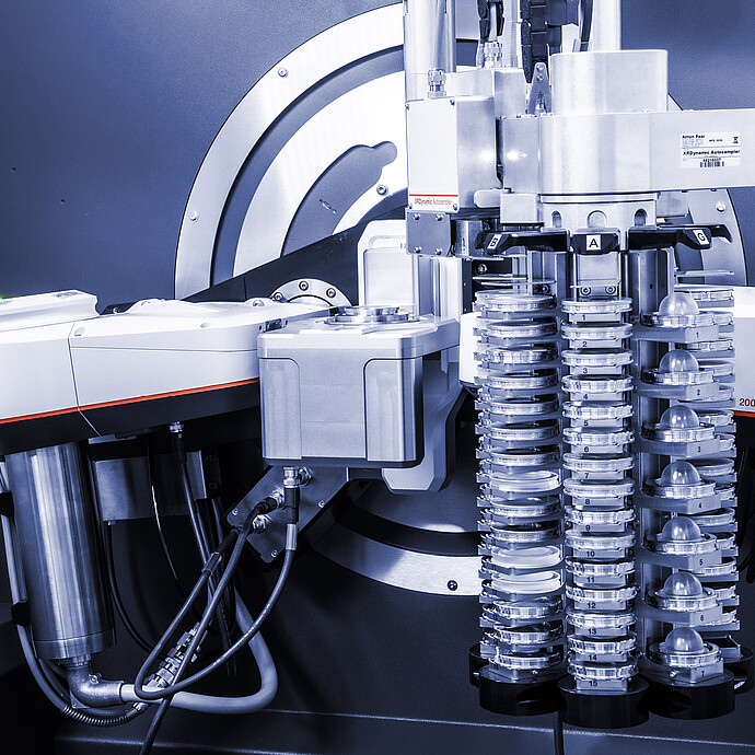 XRDynamic Autosampler 带有垂直进样盘，放置用于自动 X 射线衍射的样品。