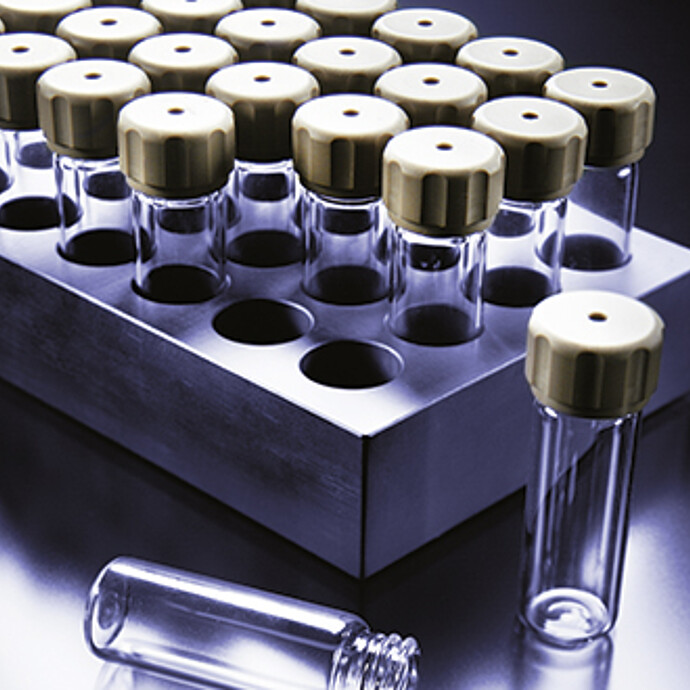 用螺丝连接的 Wheaton® 玻璃反应管 (15x46 mm) 用于转子 64MG5 和转子 4X24 MG5 中。