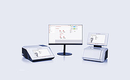Cora 5001 拉曼光谱仪和 Lyza 7000 FTIR 光谱仪连接到显示出 Spectroscopy Suite 光谱分析软件的显示器