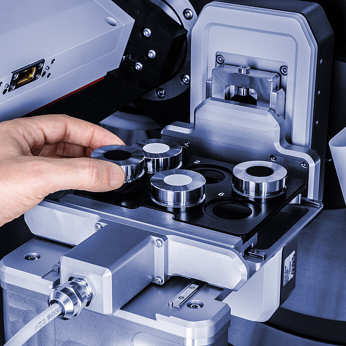 XRDynamic Autosampler 带有垂直进样盘，放置用于自动 X 射线衍射的样品。