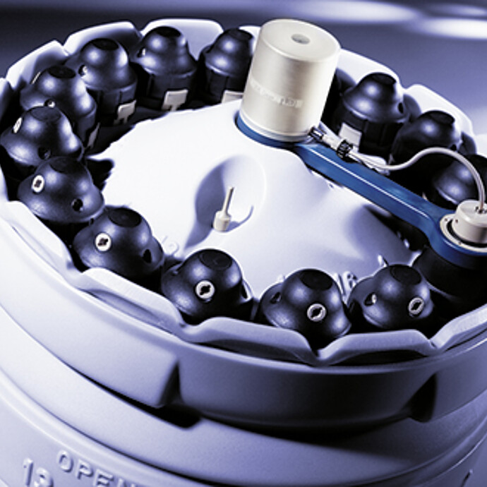 酸消解转子 16HF100 具有 16 个高压容器，设计用于高样品通量和有效输送。